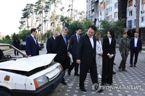 尹, 파병지 아닌 전시국가 첫 방문 대통령…신변 위협 감수(종합)