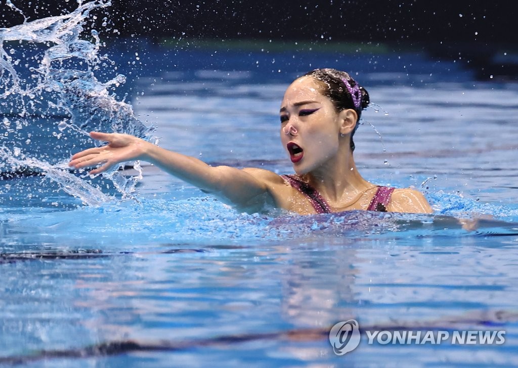 Hur Yoon-seo of South Korea performs in the final of the women's solo free artistic swimming event at the World Aquatics Championships at Marine Messe Fukuoka Hall A in Fukuoka, Japan, on July 19, 2023. (Yonhap)