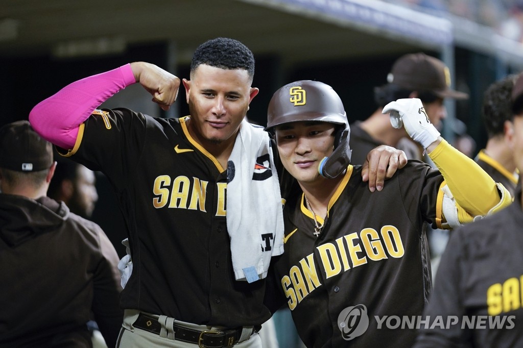 MLB 한 시즌 최다 홈런 기록하고 기뻐하는 김하성