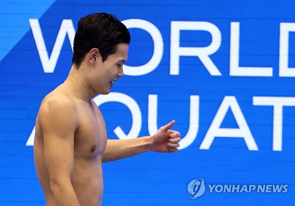 한국 이호준이 2023년 7월 24일 일본 후쿠오카 마린멧세 후쿠오카 홀 A에서 열린 세계수영선수권대회 남자 200m 자유형 준결승에 참가한 후 수영장을 떠나고 있다. (연합)