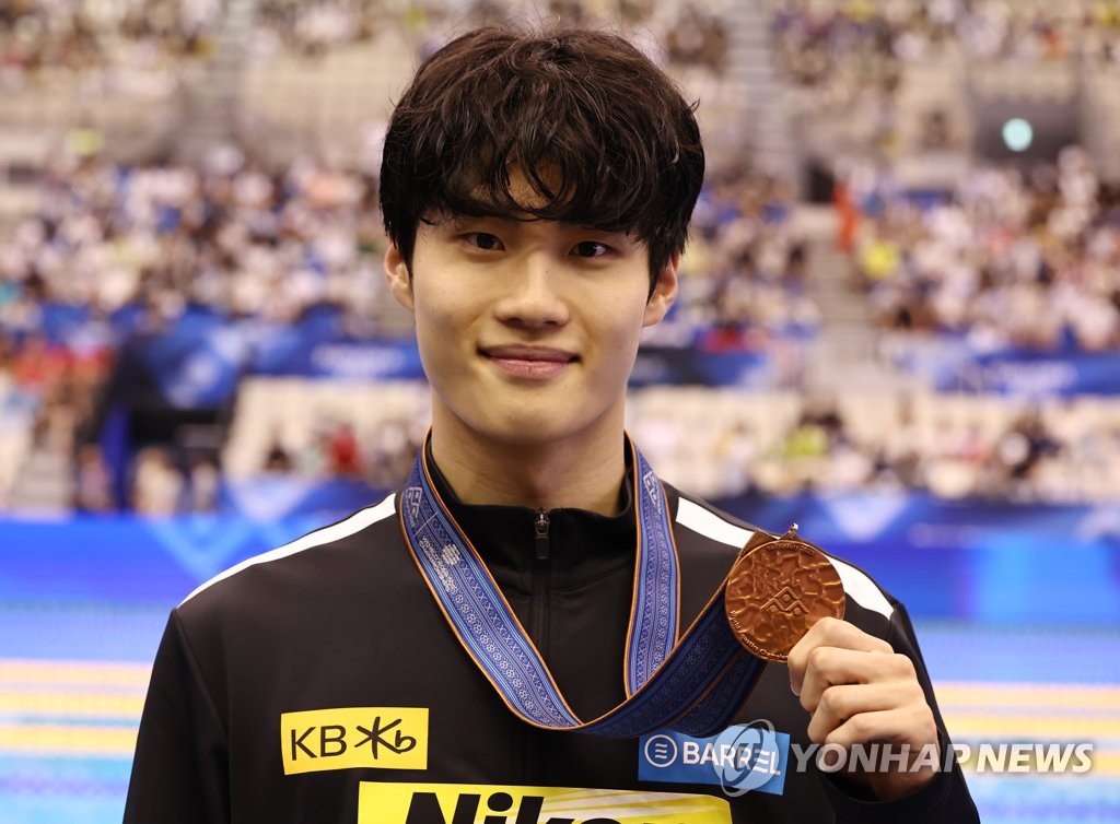 Hwang Sun-woo of South Korea holds up his bronze medal from the men's 200-meter freestyle at the World Aquatics Championships at Marine Messe Fukuoka Hall A in Fukuoka, Japan, on July 25, 2023. (Yonhap)
