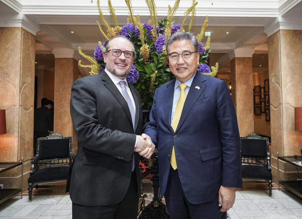 South Korean Foreign Minister Park Jin (R) and his Austrian counterpart, Alexander Schallenberg, shake hands prior to their talks in Salzburg, Austria, on July 27, 2023, in this photo released by the South Korean foreign ministry. (PHOTO NOT FOR SALE) (Yonhap)