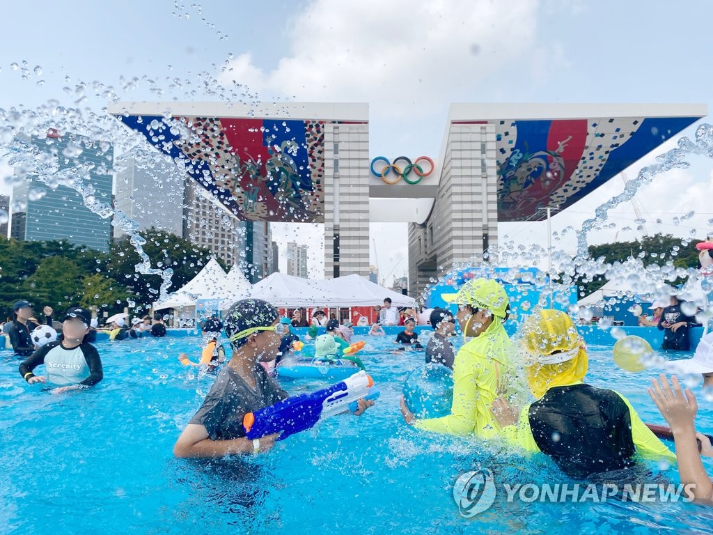 물놀이 한증막 된 서울 도심…어른들은 그늘로, 아이들은 물놀이로 | 연합뉴스