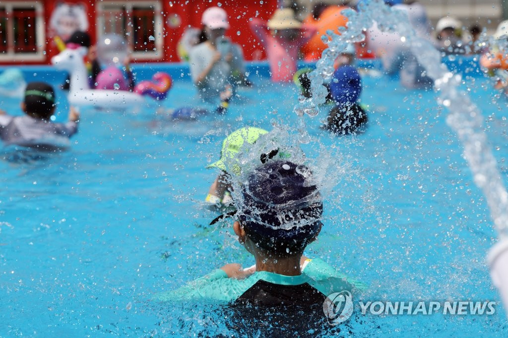 35도 폭염에 휴가철 절정…야외 노동자는 땀 '뻘뻘'