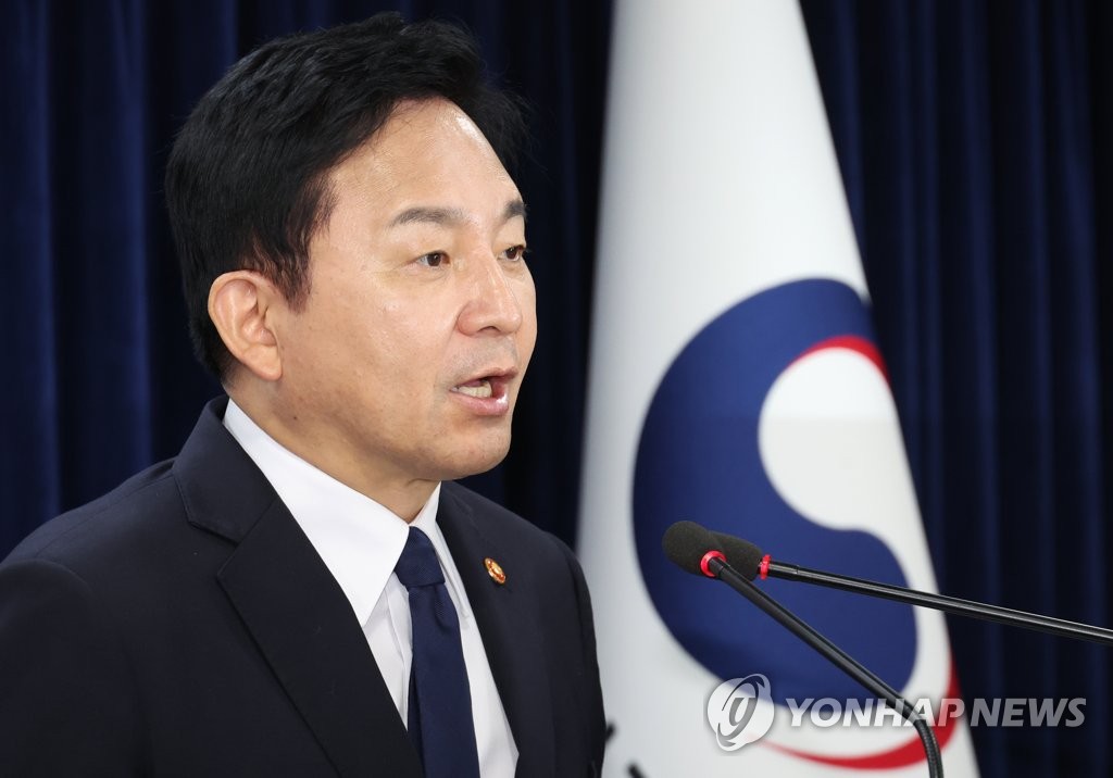 Land Minister Won Hee-ryong gives a briefing on the result of government inspections on the safety of flat-plate public apartments at a government complex building in central Seoul on July 31, 2023. (Yonhap)