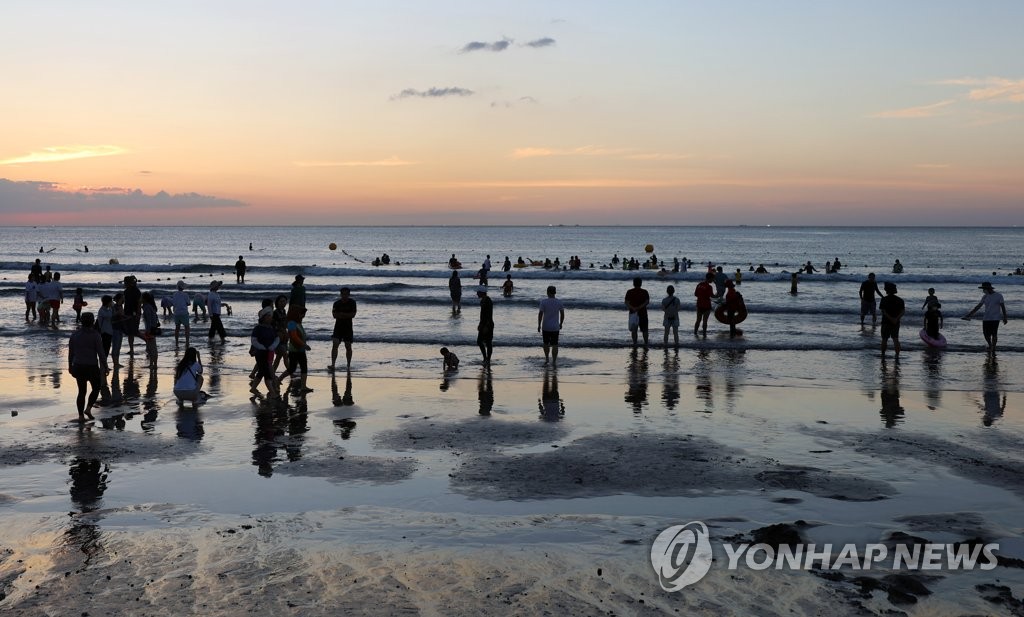 열대야에 해수욕장 찾은 피서객들