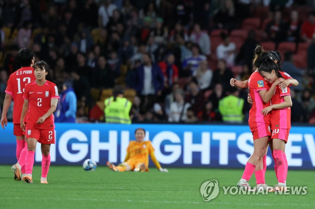 South Korean players react to their 1-1 draw with Germany in their Group H match at the FIFA Women's World Cup at Brisbane Stadium in Brisbane, Australia, on Aug. 3, 2023. (Yonhap)