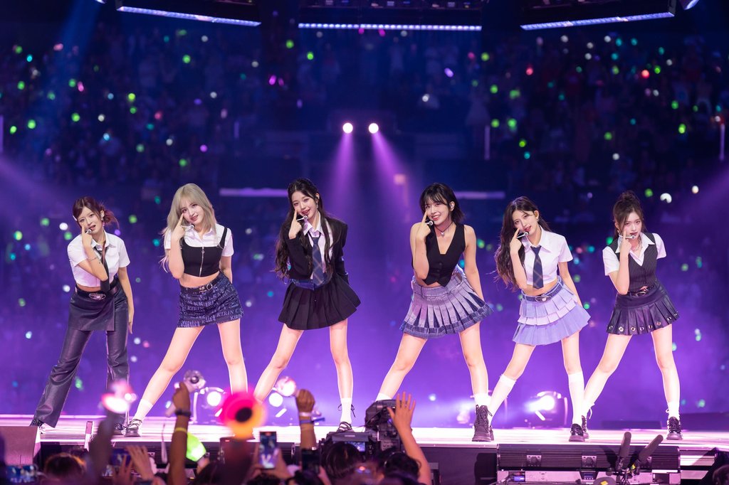 K-pop girl group Ive is seen performing at a KCON LA 2023 concert in Los Angeles, in this photo provided by the CJ ENM on Aug. 22, 2023. (PHOTO NOT FOR SALE) (Yonhap)