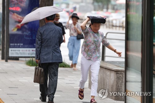 폭우 쏟아졌다가 멈추길 반복…종잡을 수 없는 비