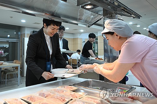 Yoon, PM eat seafood lunch amid public concern over Fukushima water release
