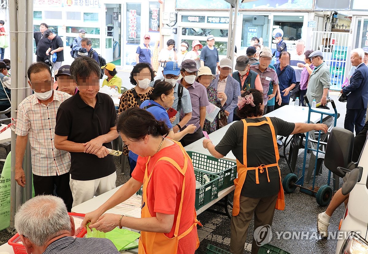 전어 시식회에 길게 늘어선 줄