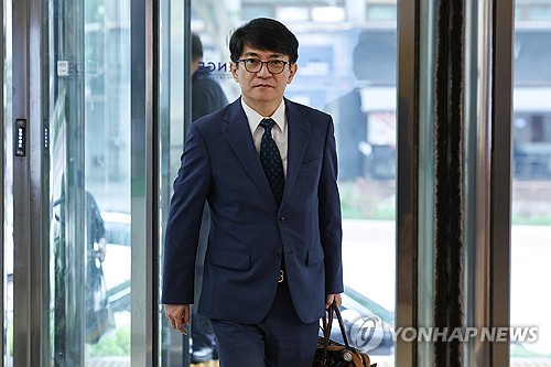 출근하는 이균용 대법원장 후보자
