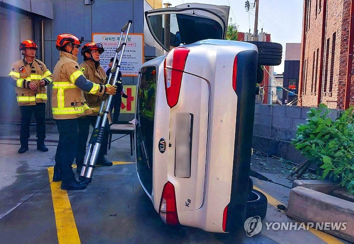 승용차가 주유소 담벼락 들이받아…인명피해 없어 | 연합뉴스