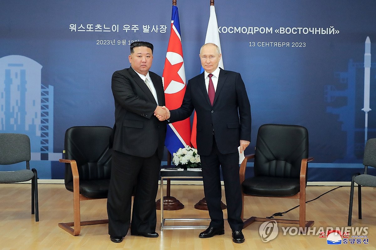 Esta fotografía de archivo, publicada por la Agencia Central de Noticias de Corea del Norte, oficial de Corea del Norte, el 14 de septiembre de 2023, muestra al líder norcoreano, Kim Jong-un (izq.), estrechando la mano del presidente ruso, Vladimir Putin, durante una reunión en el puerto espacial ruso de Vostochny el día anterior.  (Para uso únicamente en la República de Corea. Sin redistribución)