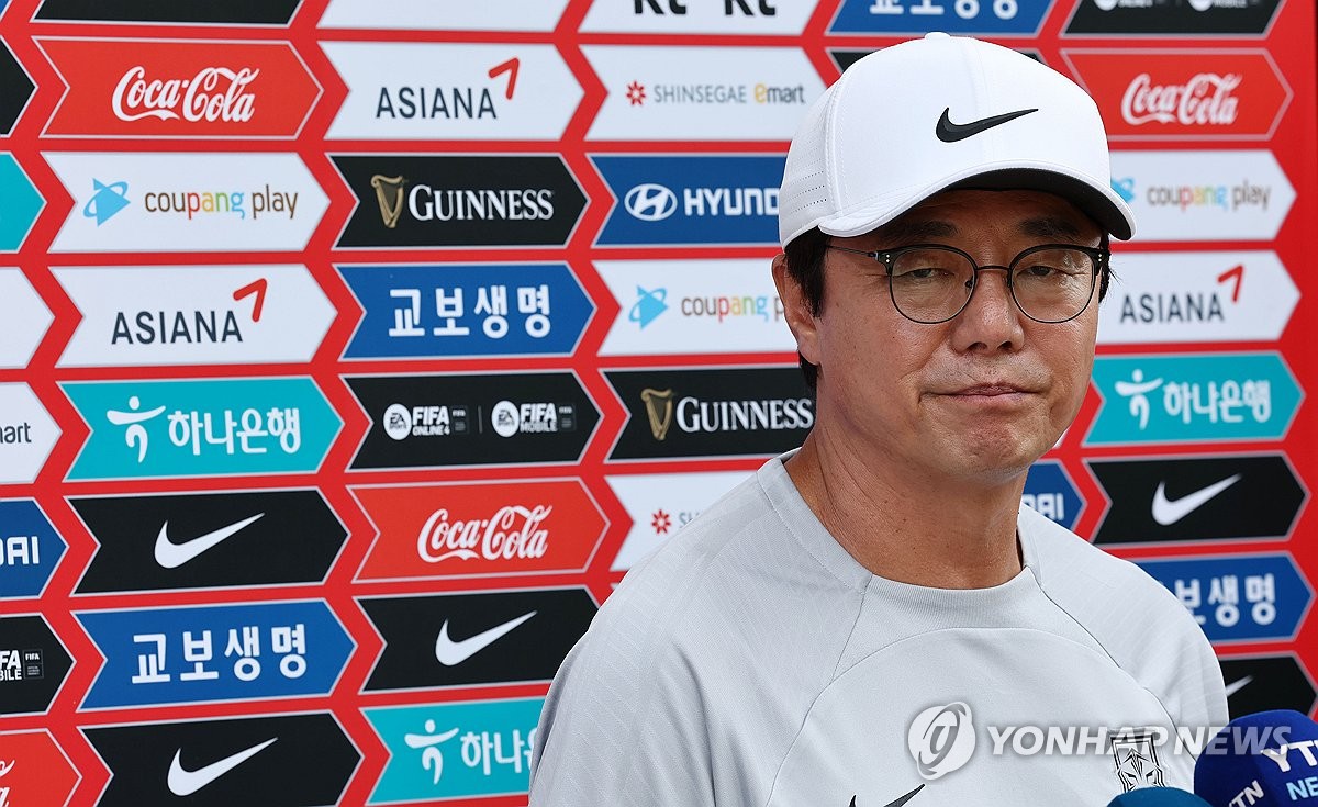 Hwang Sun-hong, head coach of the South Korean men's Asian Games football team, speaks to reporters before a training session at the National Football Center in Paju, Gyeonggi Province, on Sept. 14, 2023. (Yonhap)