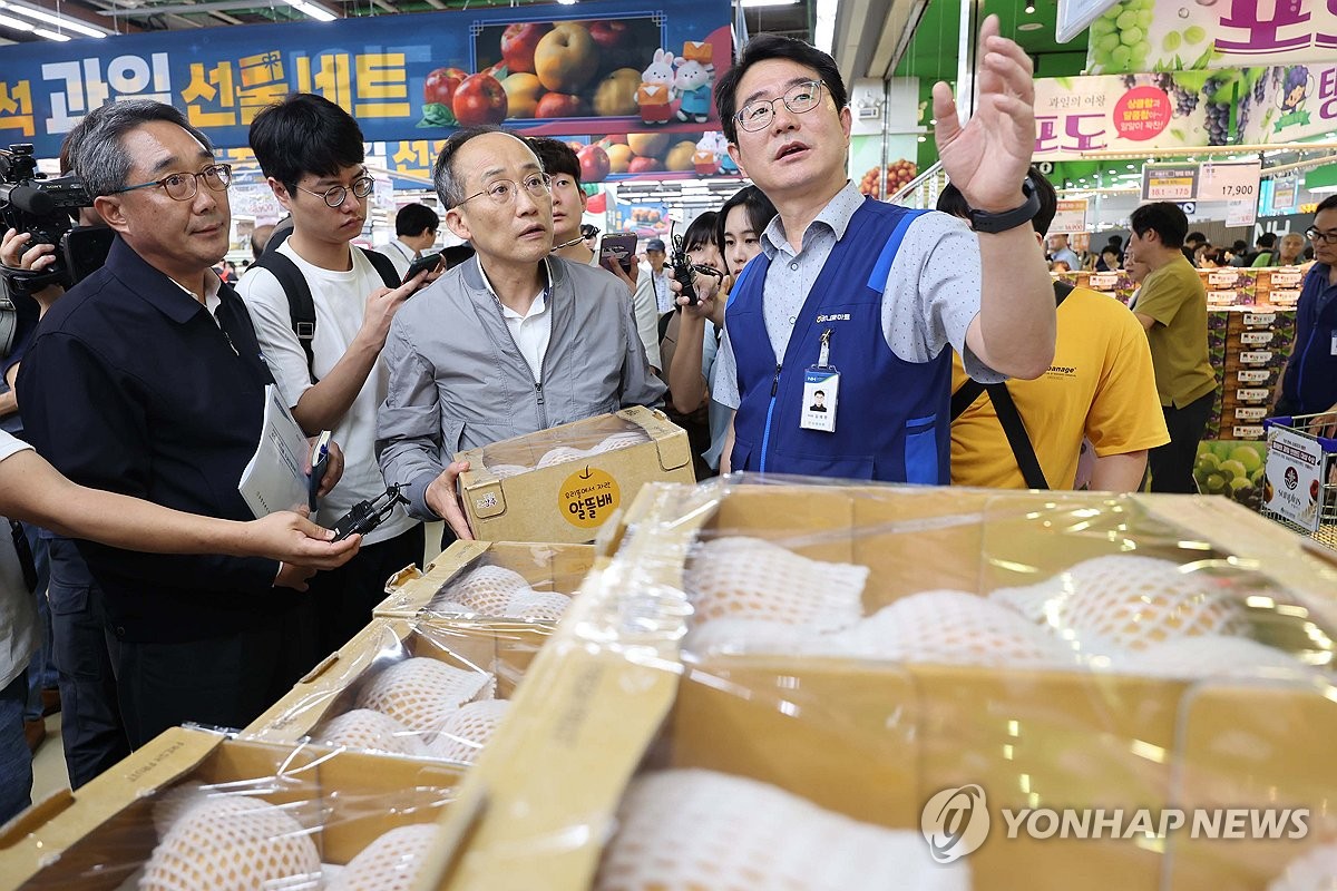 배 살펴보는 추경호 부총리