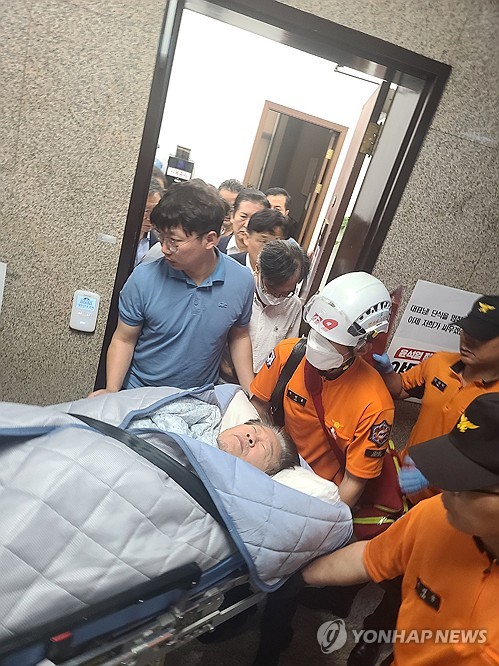 Lee Jae-myung, líder del principal partido opositor, el Partido Democrático, es trasladado en camilla a un hospital, el 18 de septiembre de 2023, desde su oficina en la Asamblea Nacional, en el oeste de Seúl, después de una abrupta caída de sus niveles de glucosa en sangre en el 19° día de su huelga de hambre, en medio de las investigaciones de la fiscalía sobre una serie de acusaciones de corrupción.
