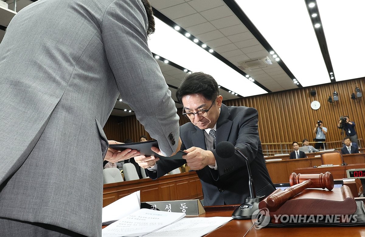 선서문 제출하는 이균용 대법원장 후보자