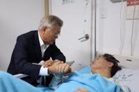 文 "기운 차려 싸우라" 단식 만류…이재명 "잘 알겠습니다"