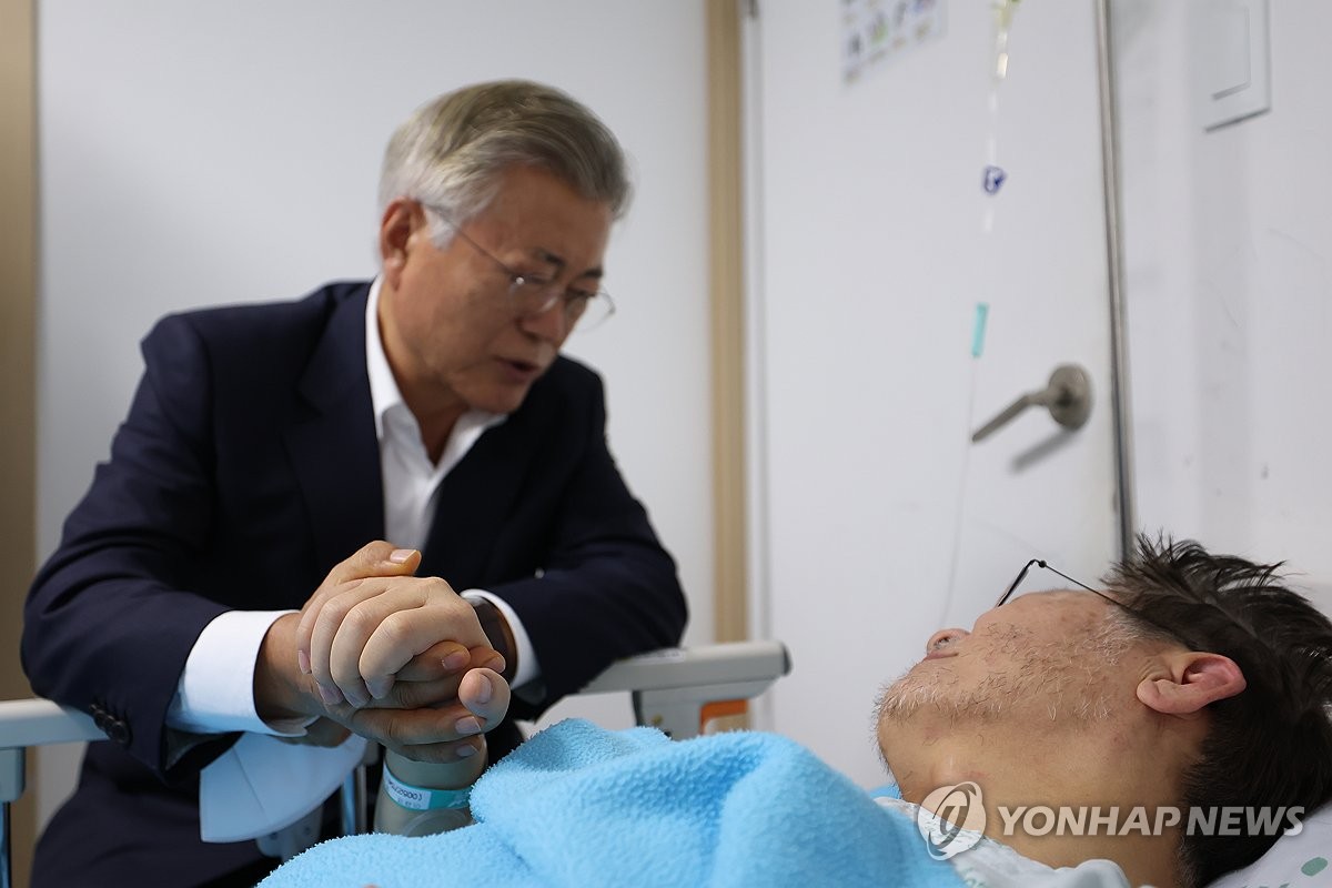 El expresidente Moon visita a Lee Jae-myung en el hospital