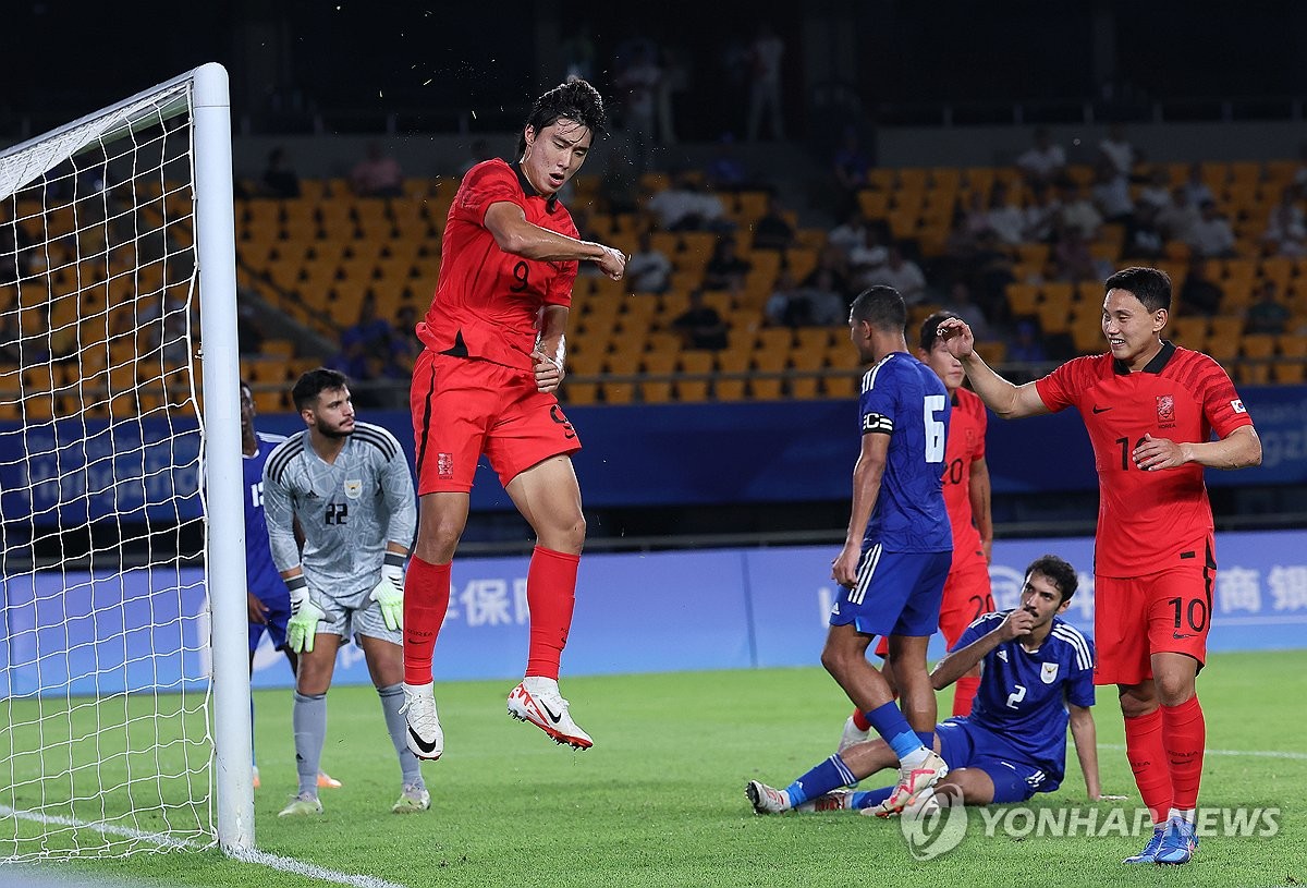 9월  한국 박재용(왼쪽)이 19일 중국 진화 경기장에서 열린 아시안게임 경기에서 쿠웨이트를 상대로 골을 넣은 뒤 환호하고 있다.  (연합)