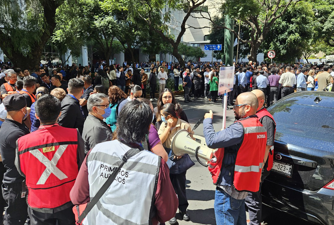 멕시코 지진 대응 훈련을 위해 도로에 나와 있는 시민들