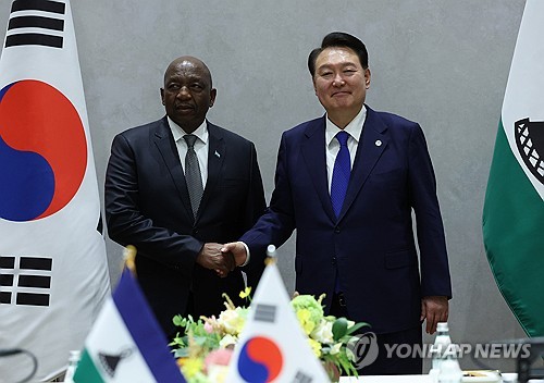 South Korean President Yoon Suk Yeol (R) poses for a photo with Lesotho Prime Minister Sam Matekane prior to their talks in New York on Sept. 19, 2023, on the sidelines of the U.N. General Assembly. (Yonhap)