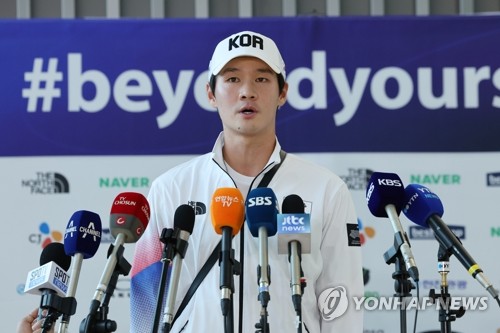 South Korean tennis player Kwon Soon-woo speaks to reporters at Incheon International Airport, west of Seoul, before departing for Hangzhou, China, for the Asian Games on Sept. 20, 2023. (Yonhap) 