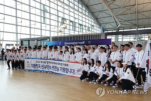 South Korean athletes and officials for the Hangzhou Asian Games pose for photos at Incheon International Airport, west of Seoul, before departing for China on Sept. 20, 2023. (Yonhap)