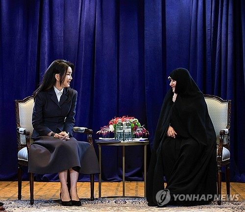 السيدة الأولى تتحدث مع زوجة الرئيس الإيراني