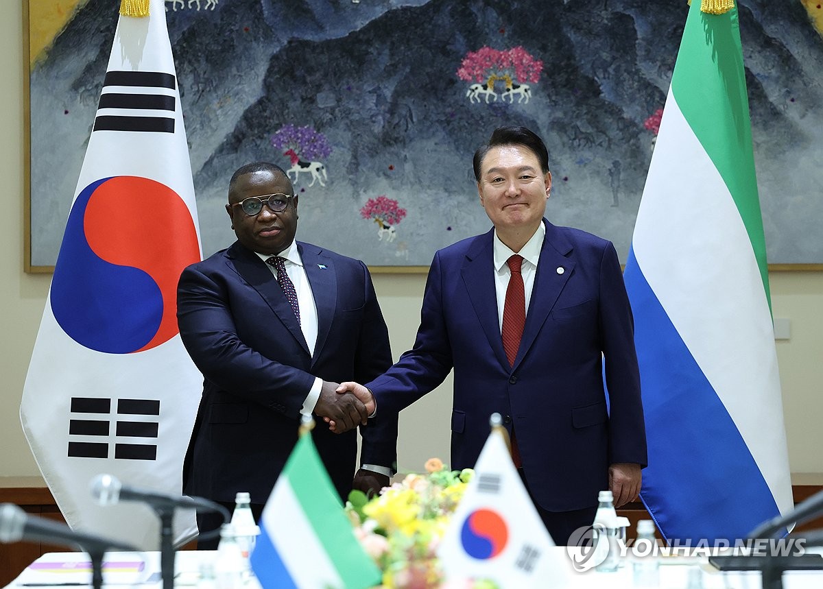 El presidente Yoon Suk Yeol (derecha) y el presidente de Sierra Leona, Julius Maada Bio, posan para una fotografía durante su reunión celebrada en Nueva York el 22 de septiembre de 2024, al margen de la Asamblea General de las Naciones Unidas.  (Yonhap) 