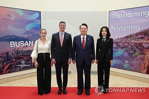 Las parejas presidenciales de Corea del Sur y Paraguay