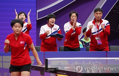 得点を喜ぶ北朝鮮選手