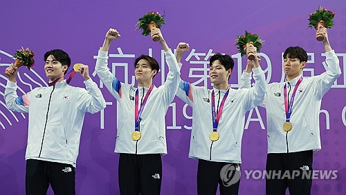 كوريا الجنوبية تفوز بالميدالية الذهبية في سباق تتابع السباحة للرجال