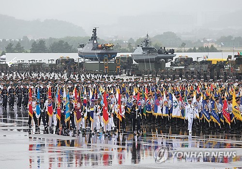 (LEAD) Une grande parade militaire organisée dans le centre de Séoul pour la première fois depuis dix ans