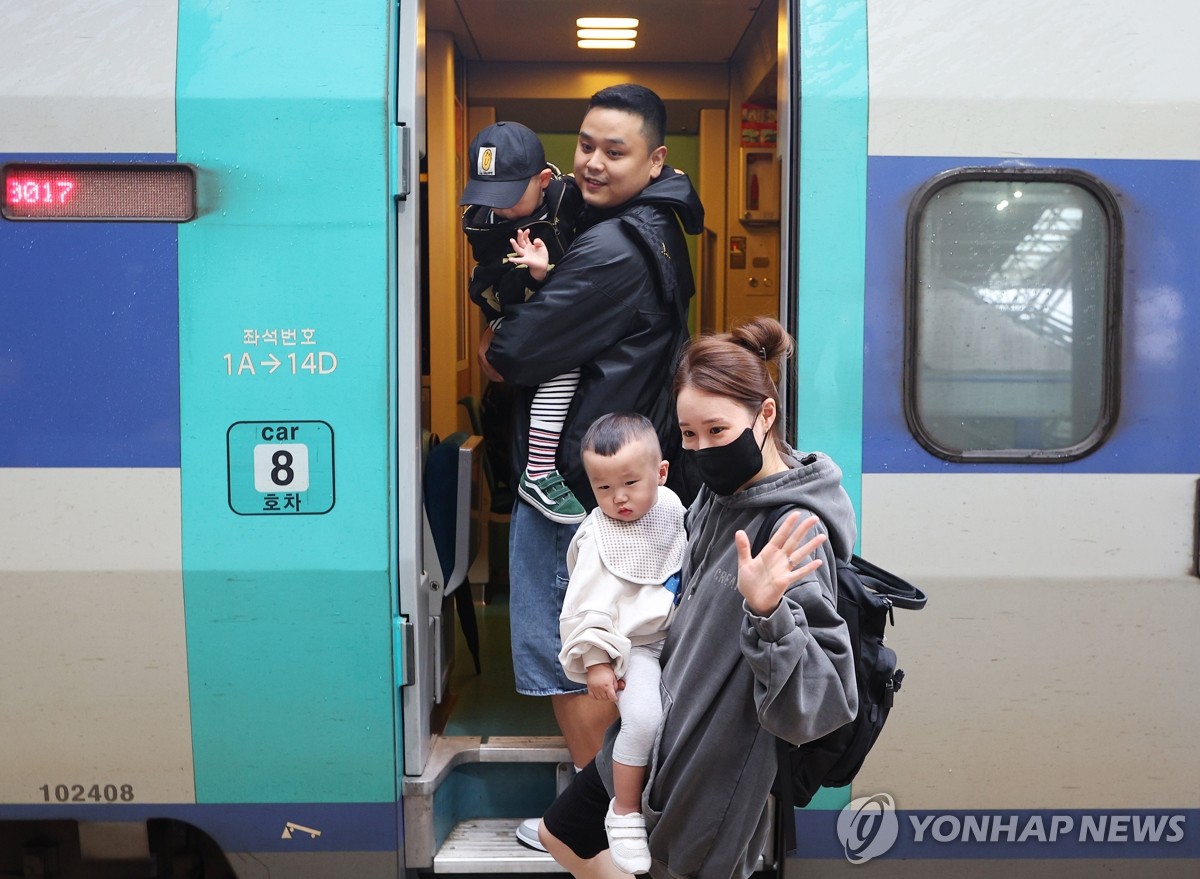 '추석 연휴 하루 앞두고'…고향으로 한가위 대이동