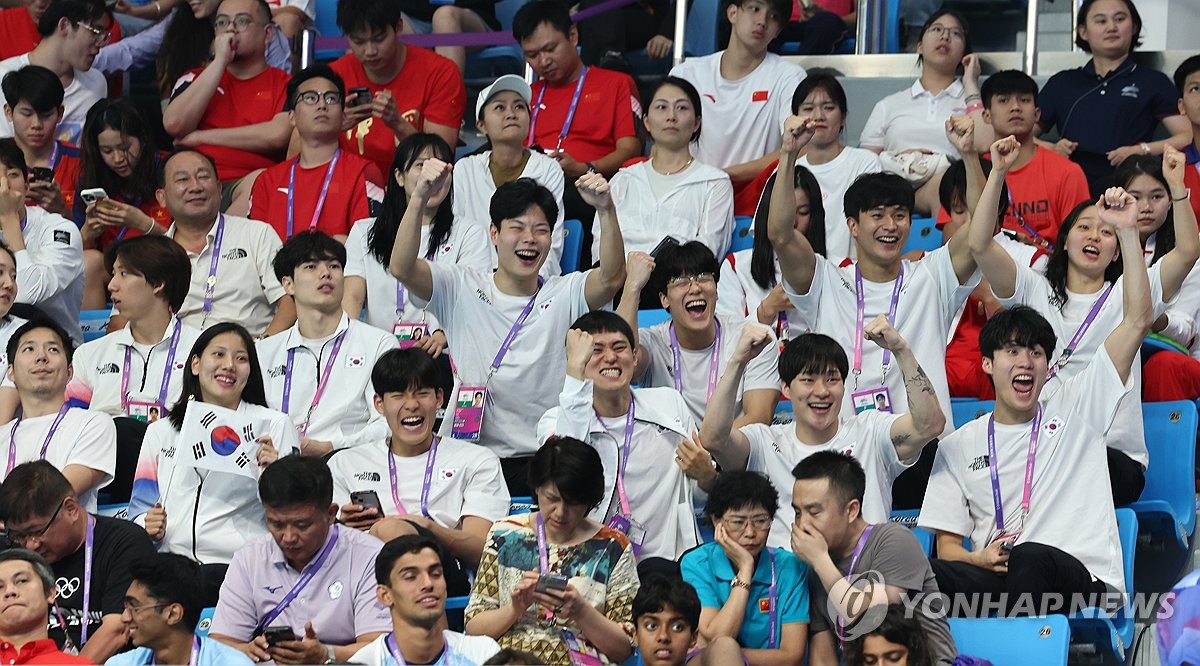 김우민 응원하는 수영대표팀 | 연합뉴스