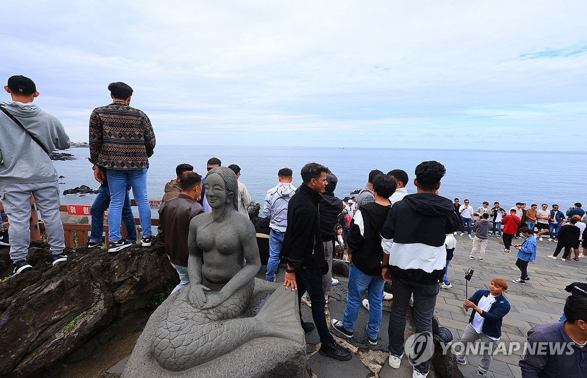 추석 연휴 제주 용두암 찾은 관광객들