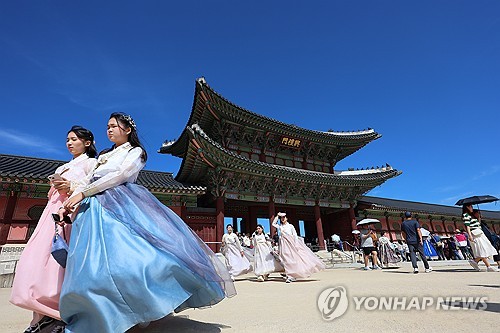 Visitors at Gyeongbok Palace