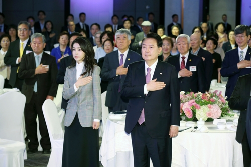 الرئيس يون يؤدي التحية للعلم الوطني