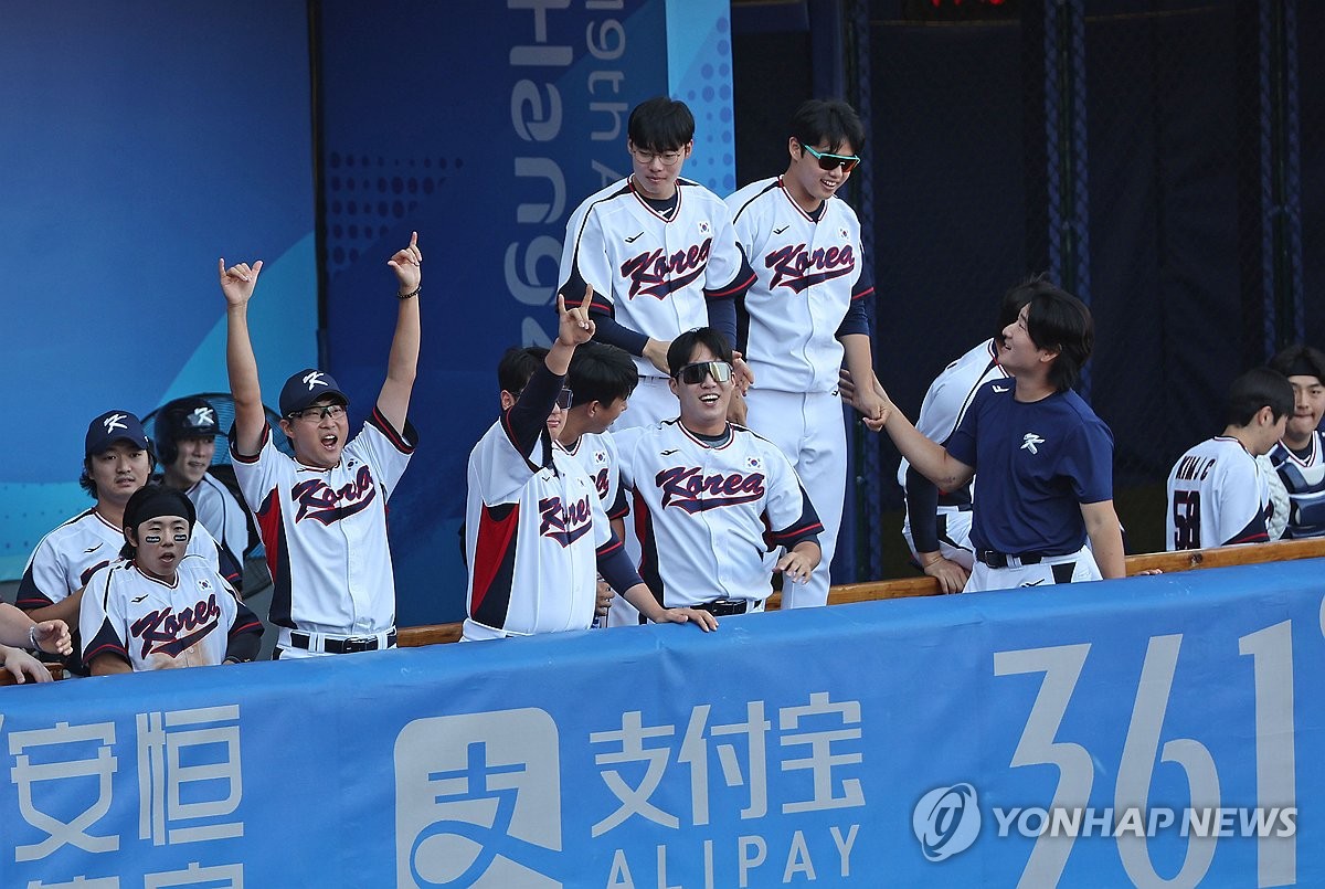 기뻐하는 한국 선수들