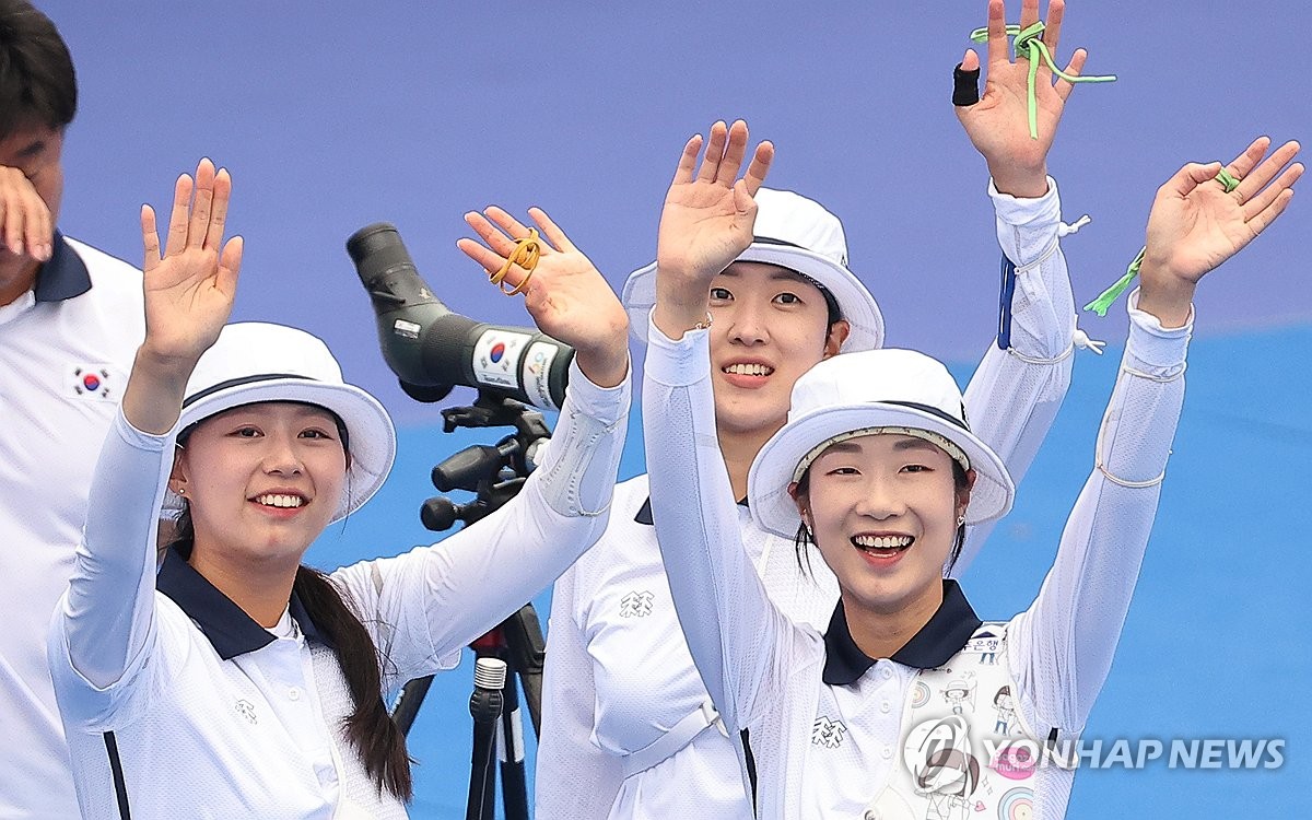 Lim Si-hyeon, An San and Choi Mi-sun (from L to R) of South Korea wave after winning the final of the women's team recurve archery at Fuyang Yinhu Sports Center in Hangzhou, China, during the 19th Asian Games on Oct. 6, 2023. (Yonhap)