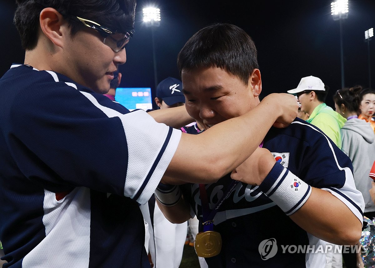 박세웅, 불펜 포수 권누리 목에 금메달