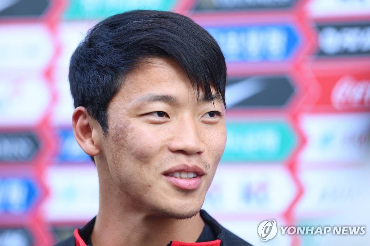 인터뷰하는 황희찬