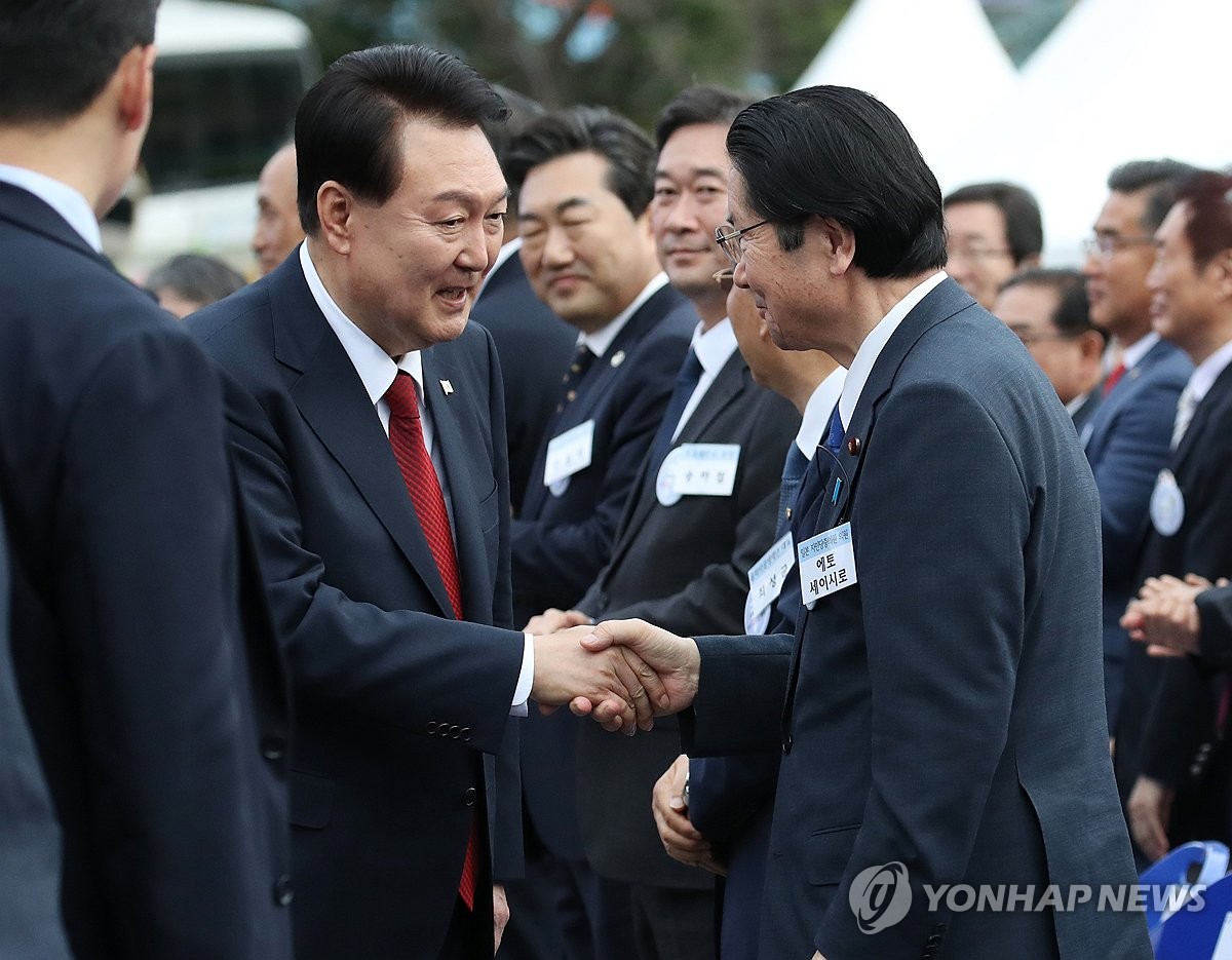 尹大統領 衛藤征士郎氏と握手 聯合ニュース