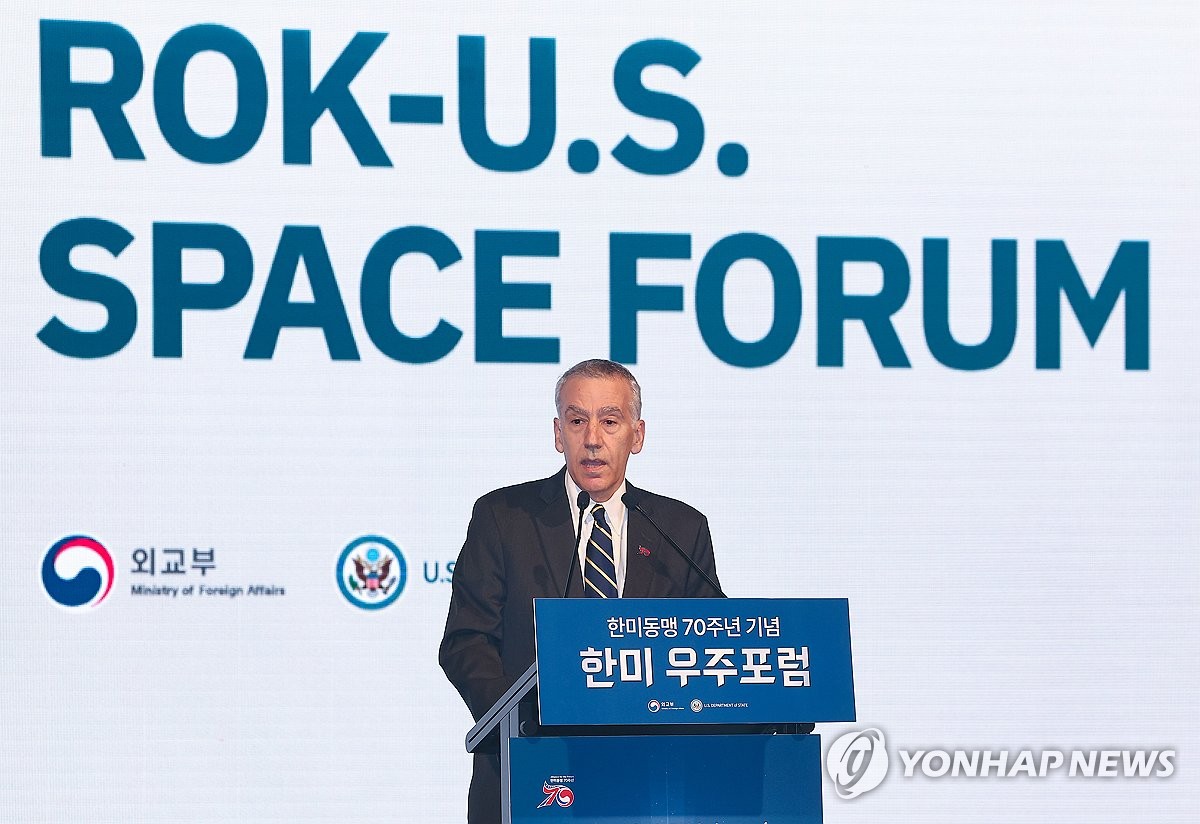 U.S. Ambassador to South Korea Philip Goldberg addresses the opening ceremony of a space forum between South Korea and the United States at a Seoul hotel on Nov. 6, 2023, to discuss ways to boost cooperation in space-related policies, diplomacy, security and other areas. (Yonhap)