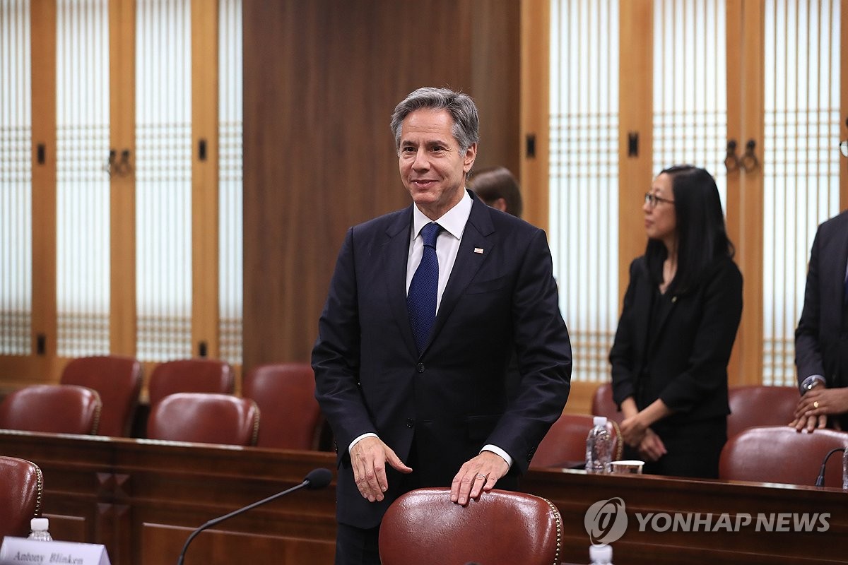 El secretario de Estado de Estados Unidos, Antony Blinken, asiste a conversaciones con el ministro de Asuntos Exteriores de Corea del Sur, Park Jin (no en la foto), en el edificio del Ministerio de Asuntos Exteriores en Seúl, el 9 de noviembre de 2023. (Foto de la piscina) (Yonhap)