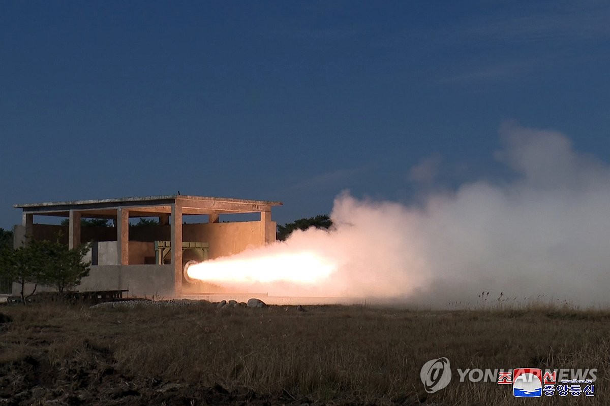 Corea del Norte realiza pruebas terrestres de un nuevo tipo de motores de combustible sólido de alto empuje para misiles balísticos de alcance intermedio, en esta fotografía publicada por la Agencia Central de Noticias de Corea el 15 de noviembre de 2023. (Para uso exclusivo en la República de Corea, sin redistribución) (Yonhap)