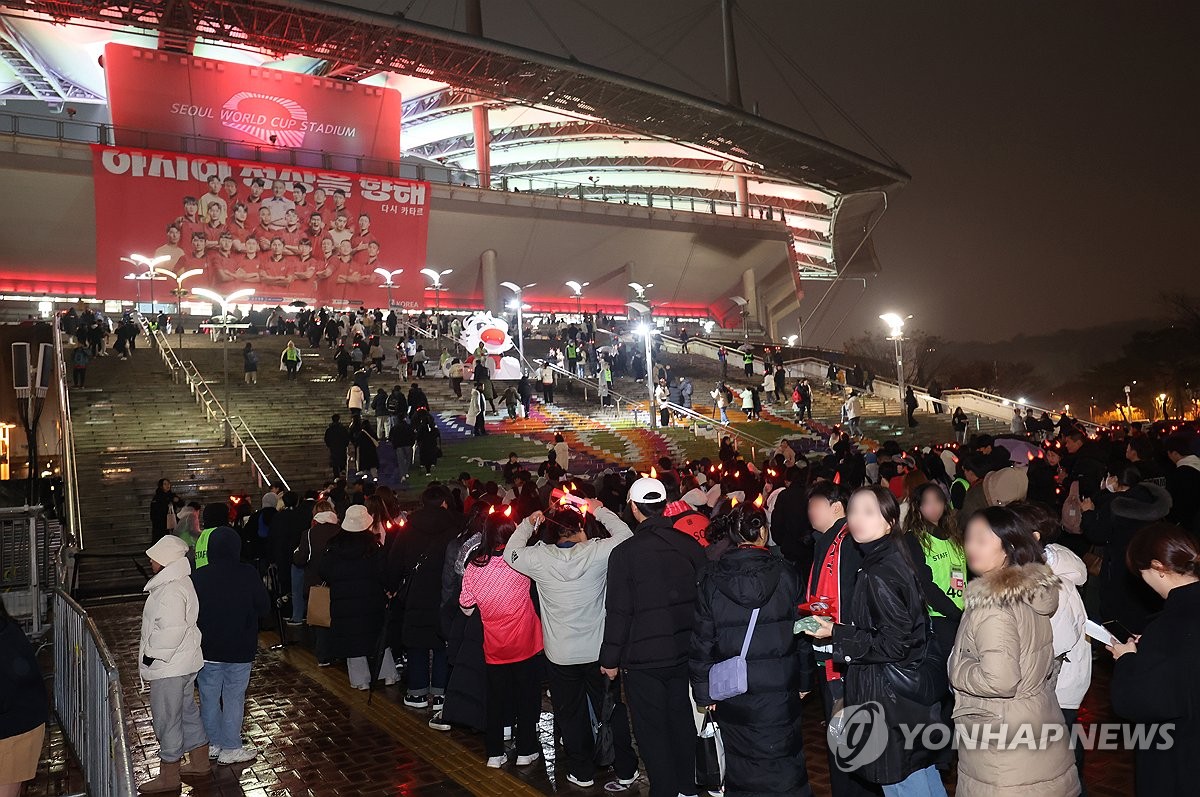 싱가포르전 보러 모인 관객들