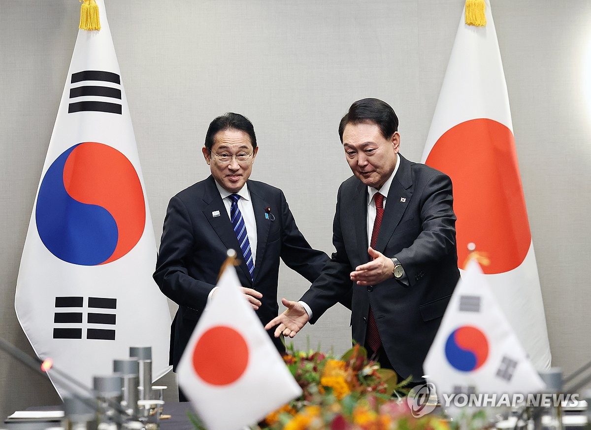 In this file photo, South Korean President Yoon Suk Yeol (R) gestures to Japanese Prime Minister Fumio Kishida to take a seat during their talks in San Francisco on Nov. 16, 2023, on the sidelines of a summit of the Asia-Pacific Economic Cooperation forum. (Yonhap)